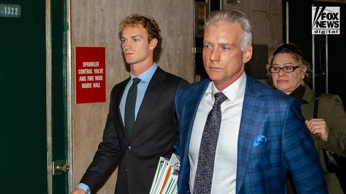 Daniel Penny arrives to court alongside attorney Steve Raiser at the New York Criminal Court