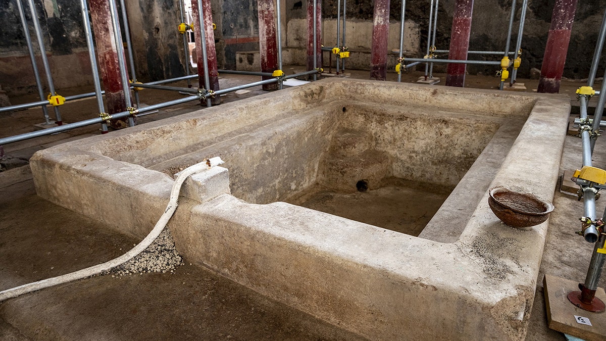 Pompeii excavations reveal large private bathhouse