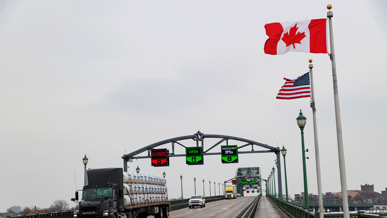 Trucks cross at US-Canada border