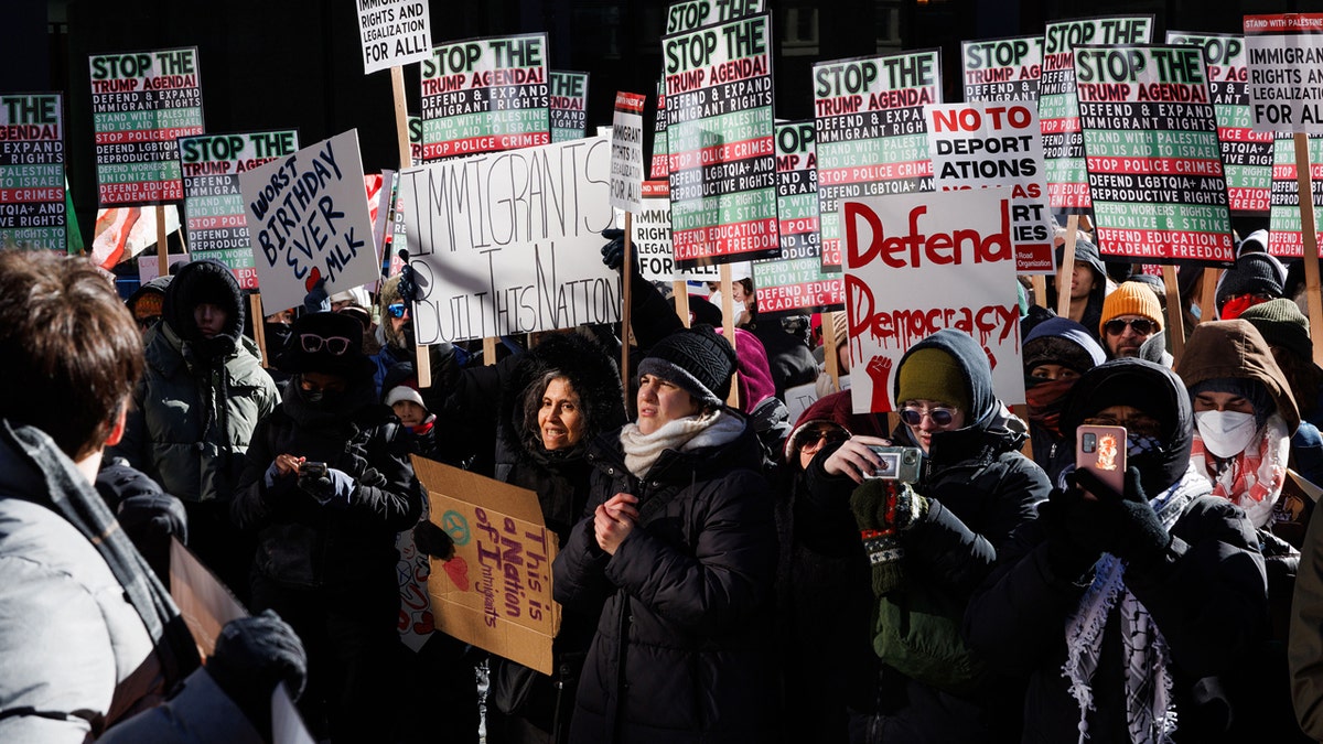 us-news-trump-inauguration-chicago-protest-tb