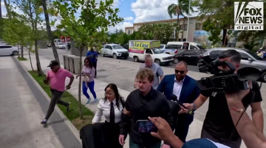 Joshua Riibe arrives at a Dominican Republic courthouse 