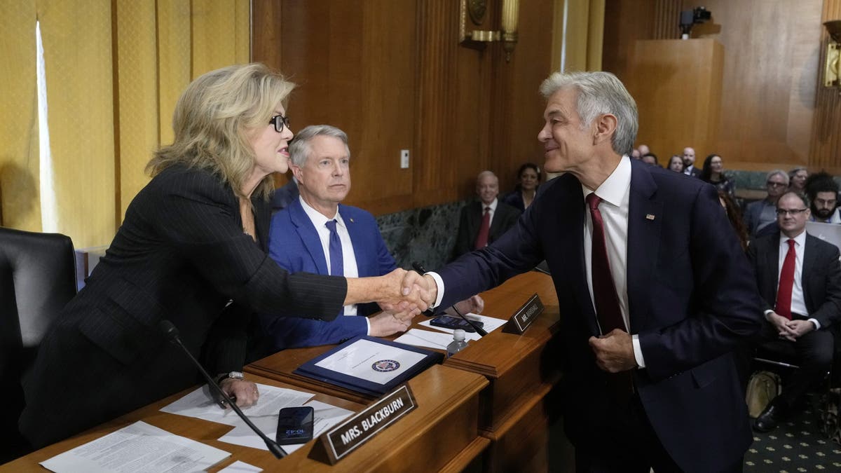 Dr. Oz shakes hands 