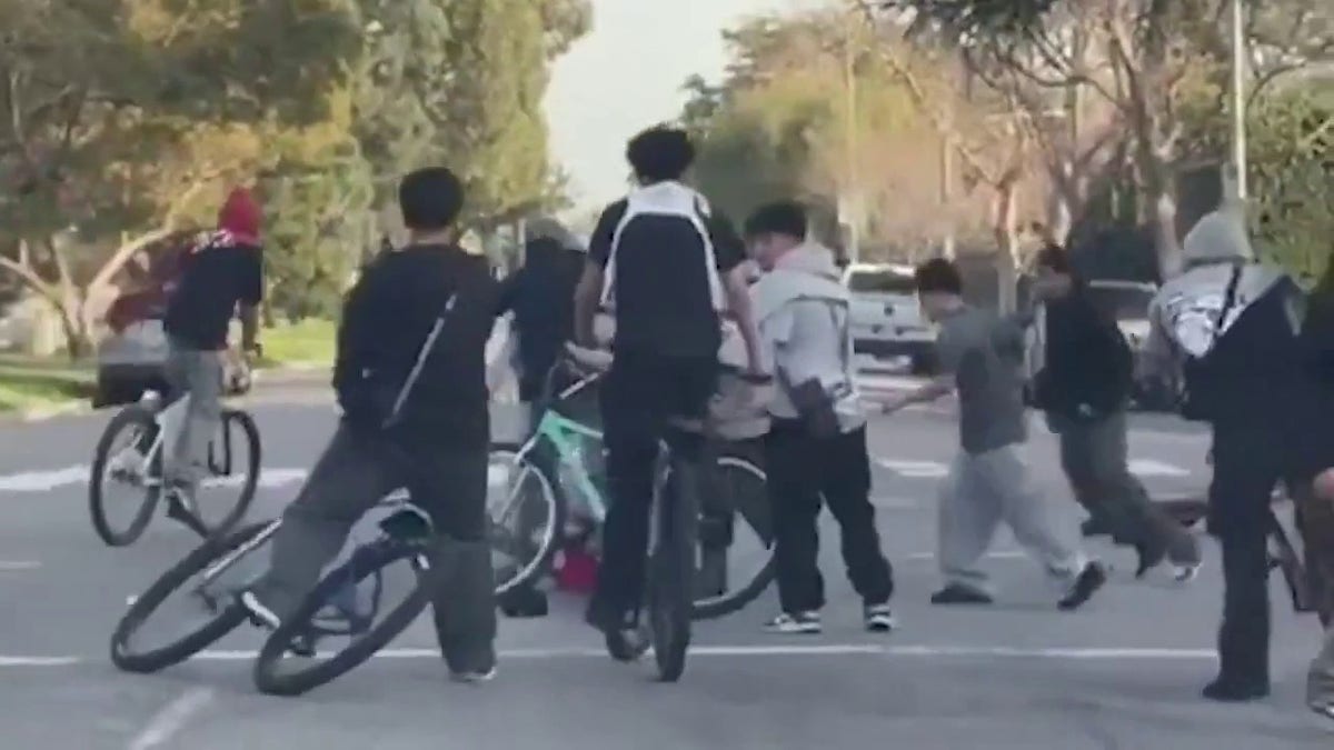 Man attacked by teenagers in Los Angeles