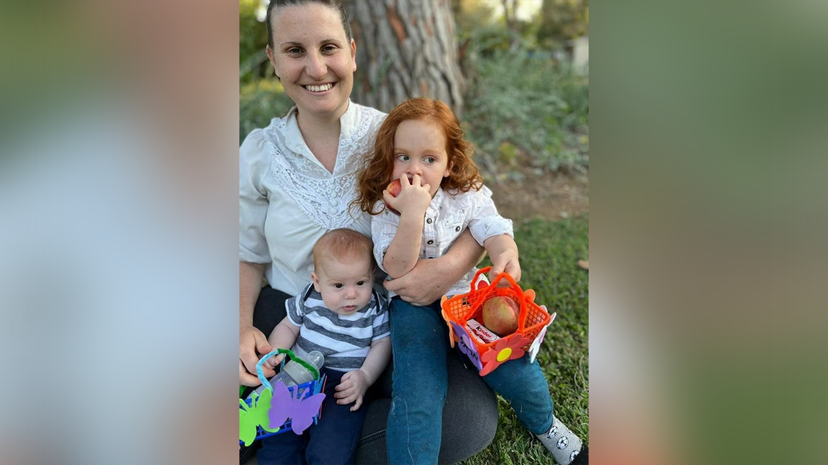 Shiri Bibas and her children