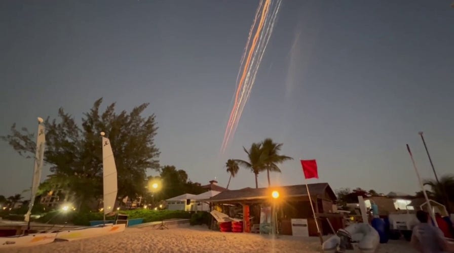 Debris from SpaceX Starship streaks through the sky