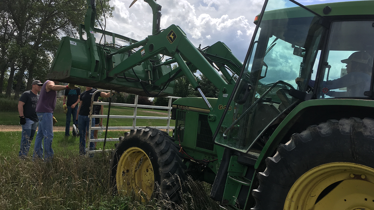 Noem in tractor