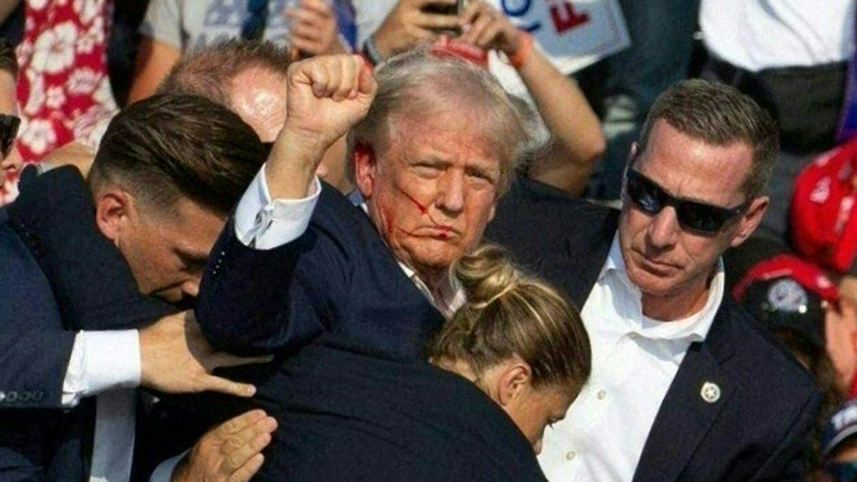 Trump pumping fist after assassination attempt