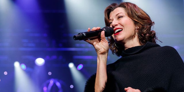 Amy Grant has used a teleprompter to remember the lyrics of her songs since her bike accident.