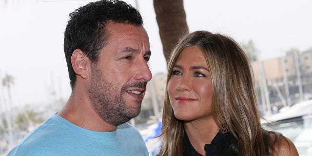 Adam Sandler and Jennifer Aniston attend a photocall of Netflix's "Murder Mystery" in 2019.