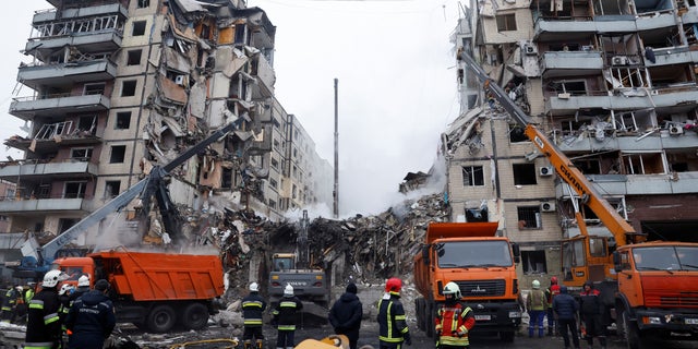 Emergency personnel work at the site where an apartment block was heavily damaged by a Russian missile strike, amid Russia's attack on Ukraine, in Dnipro, Ukraine January 15, 2023. (REUTERS/Clodagh Kilcoyne)