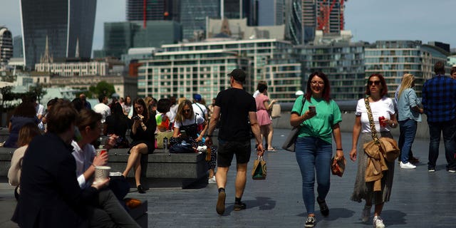 People enjoy warm weather in London, Britain, on May 18, 2022. 