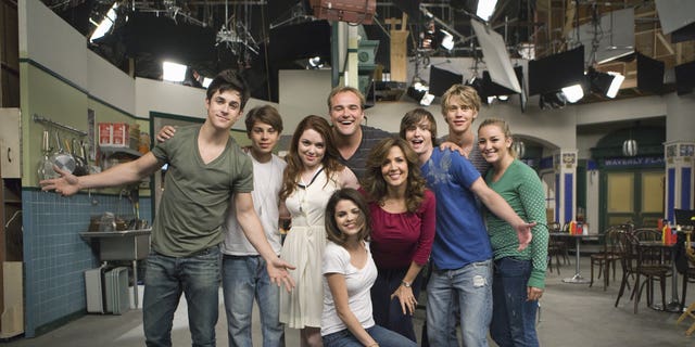 Cast shot from "Wizards of Waverly Place" (L-R) David Henrie, Jake T. Austin, Jennifer Stone, Selena Gomez, Davie Deluise, Maria Canals-Barrera, Dan Benson, Austin Butler, Kandyn Bouchez 