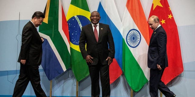 China's President Xi Jinping, South Africa's President Cyril Ramaphosa and Russia's President Vladimir Putin arrive to pose for a group picture during the 10th BRICS conference Jul 2018. 