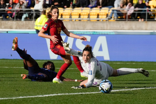 Spain's goalkeeper Cata Coll and defender Olga Carmona watch as a shot from the Netherlands' Lineth Beerensteyn goes wide during extra time.