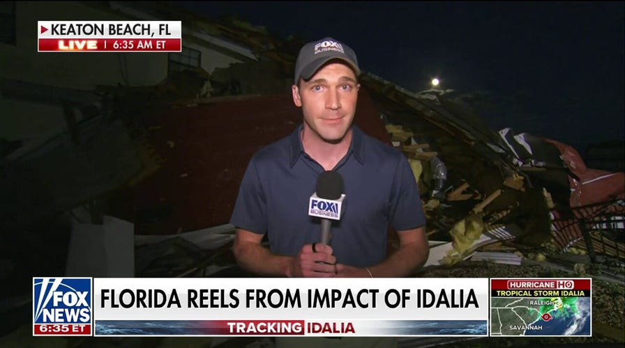 Reporter shows destruction to neighborhoods after Hurricane Idalia