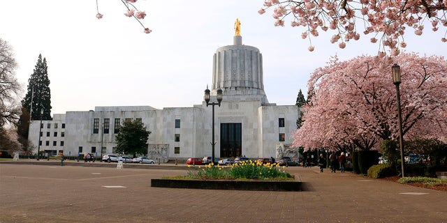 Oregon state capitol building in Salem Oregon.