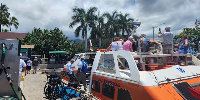 lahaina tourists arrive