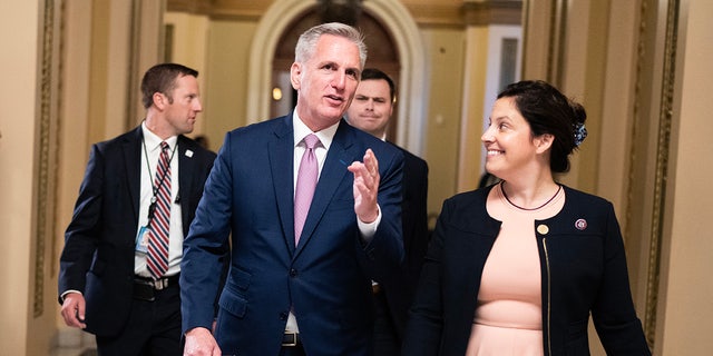 Stefanik and McCarthy chat in Capitol hallway 