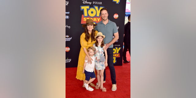 tiffani thiessen with her kids and husband on red carpet