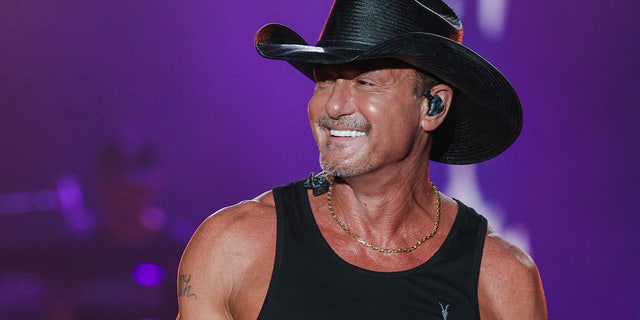 Tim McGraw performing live