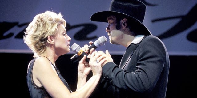 young Tim McGraw and Faith Hill singing to each other