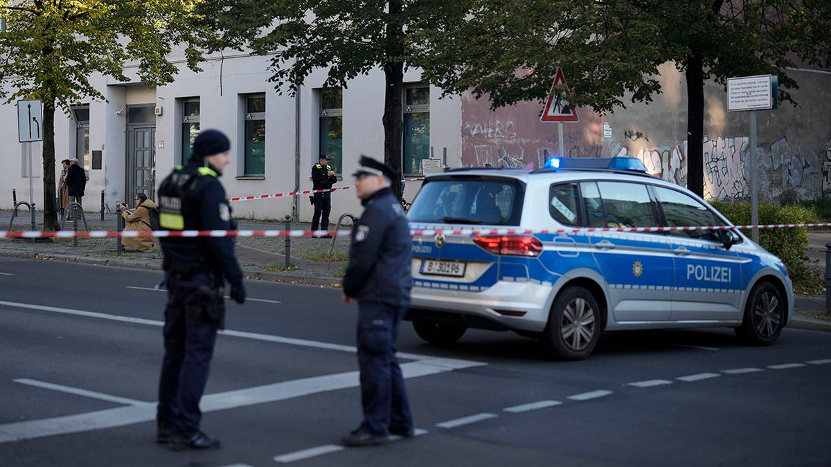 German police guard synagogue in Berlin