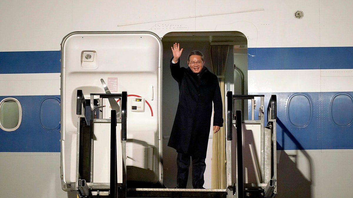 Chinese premier waves from plane in Dublin