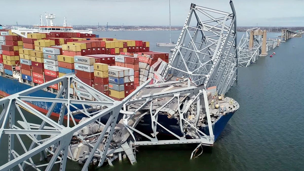 Dali stuck under Baltimore bridge