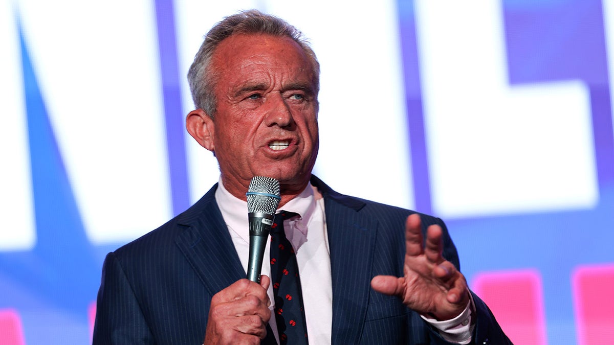 RFK Jr. holds mic up close at Libertarian conference in DC