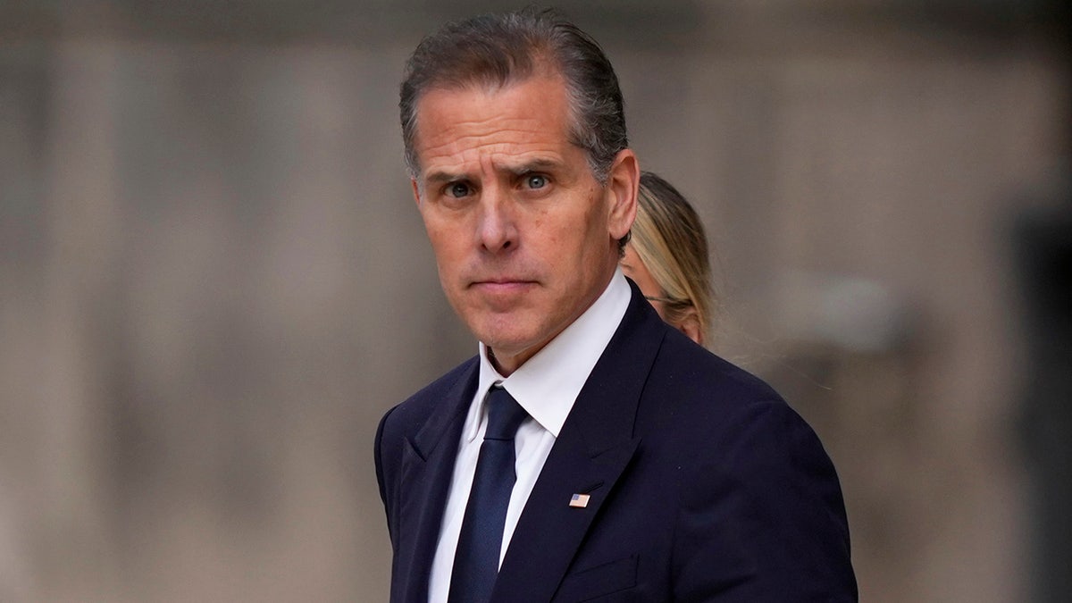 Hunter Biden leaving court with wife behind him