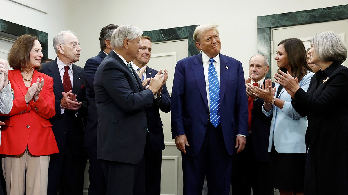 Trump applauded by senators