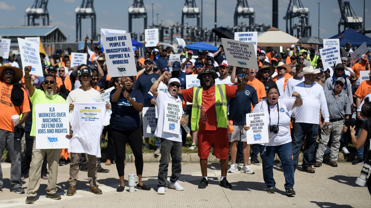 Dockworkers' port strike