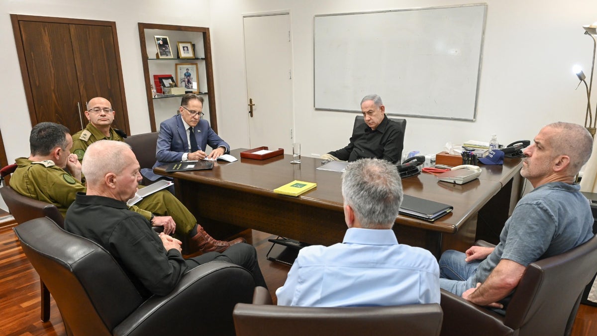 Netanyahu meets with defense officials