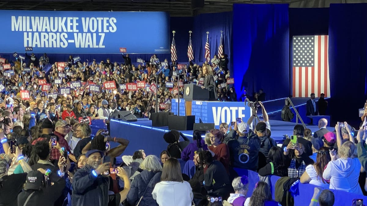 crowd shot of Milwaukee Harris-Walz rally