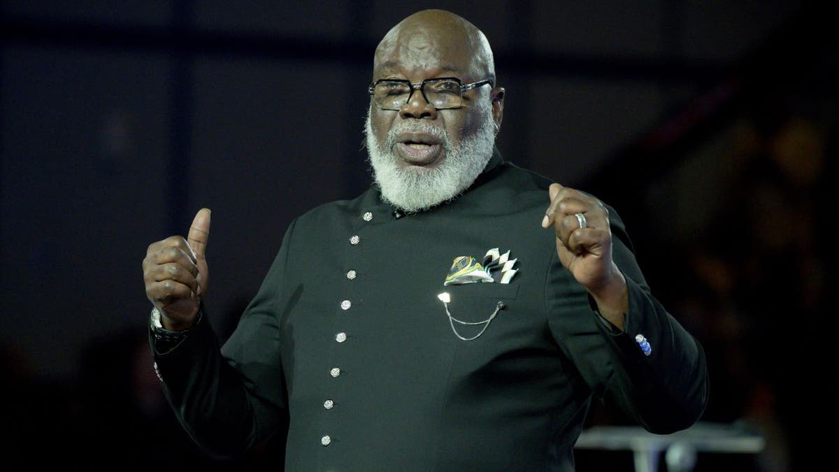 TD Jakes during service