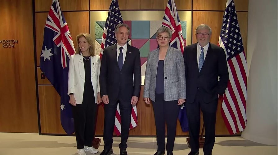 Secretary of State Blinken poses with Australian Ambassador to Washington Kevin Rudd