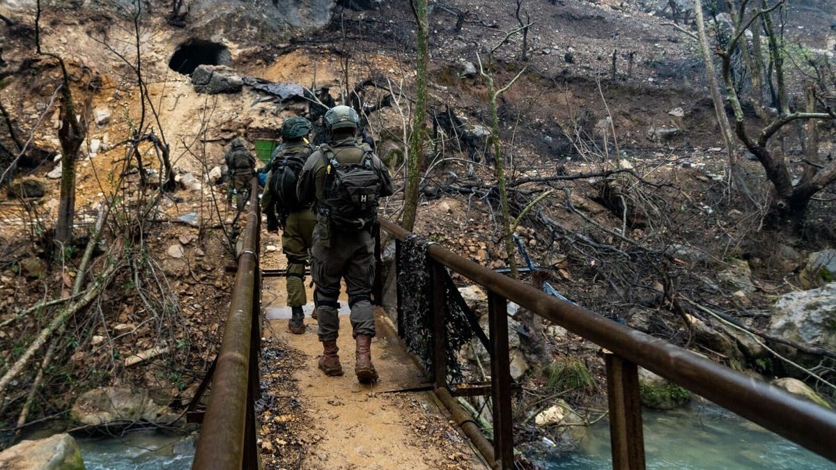 Israeli troops by Litani River