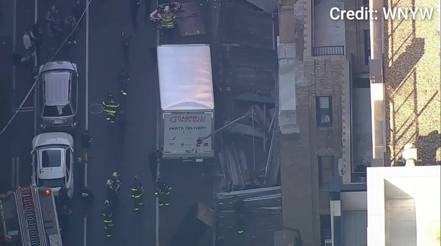 2 seriously hurt, 1 critical after scaffold collapse in NYC