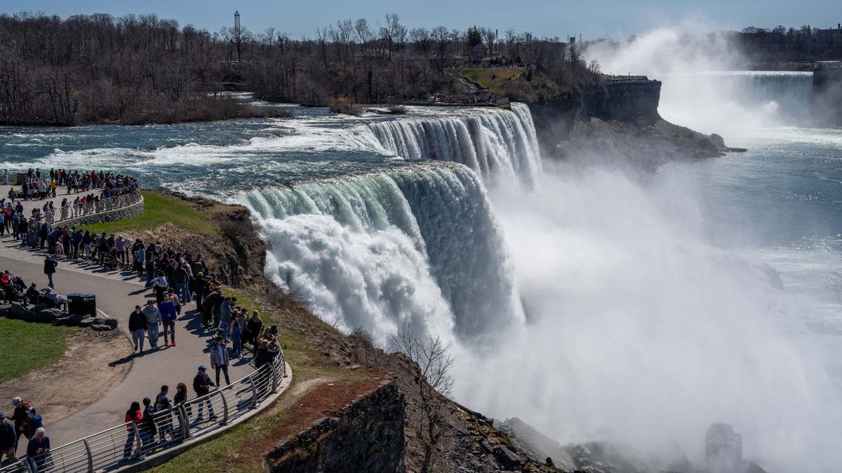 Tourists at Niagara Falls