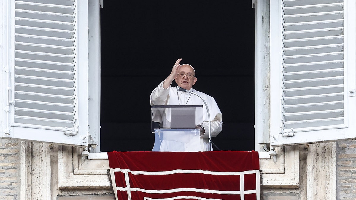 Pope giving blessing from St .Peter's Basilica window